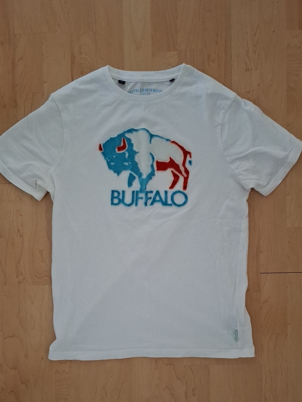 Buffalo David Bitton White T-shirt with Raised Blue and Red Buffalo Graphic Sz L